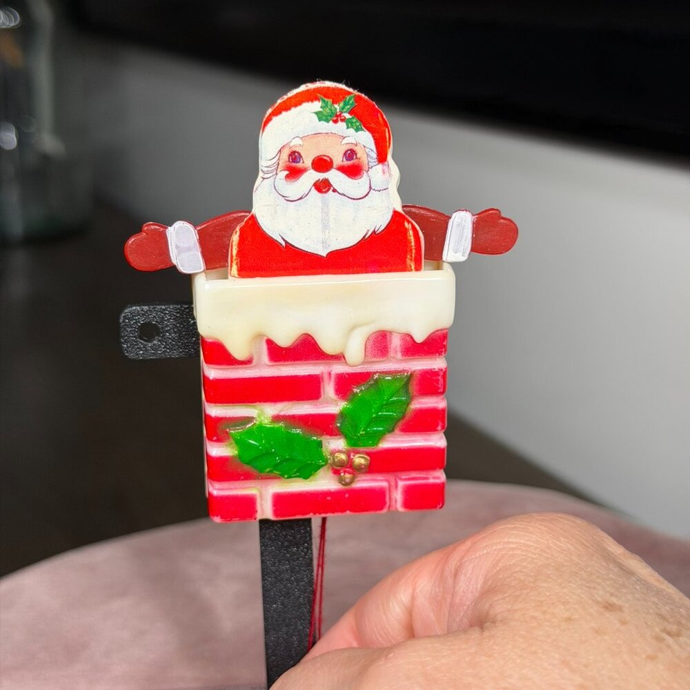Vintage Santa in Chimney Pull String Pin